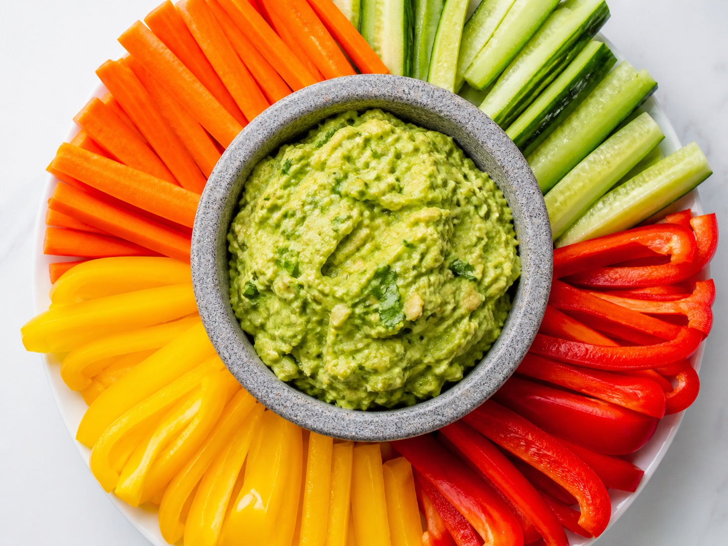 Guacamole mit Gemüsesticks
